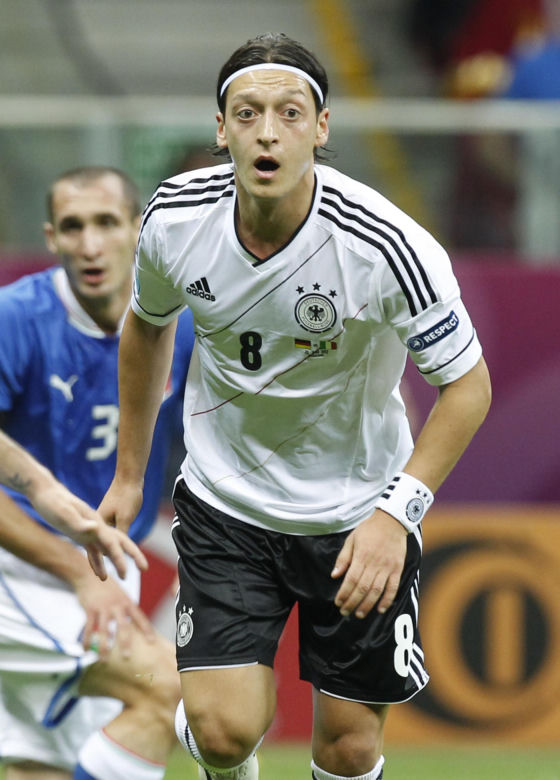 Mesut Ozil przeszedł niezwykłą przemianę!