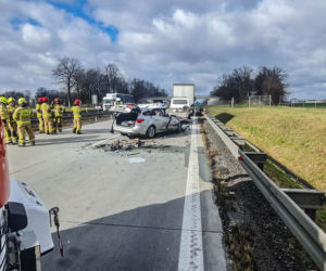 Ford wbił się pod ciężarówkę na A4. Została z niego kupa złomu