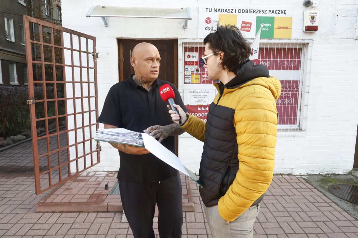 „Spalę Ci to ku*wo”. Michał boi się o rodzinę i błaga policję o pomoc.