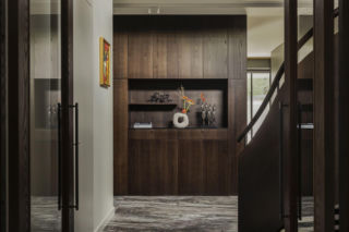 Okna na 2 kondygnacje i schody z wędzonego drewna orzechowego. Kiedyś stał tu dom kostka z lat 70. ale go zburzyli i jest nowy