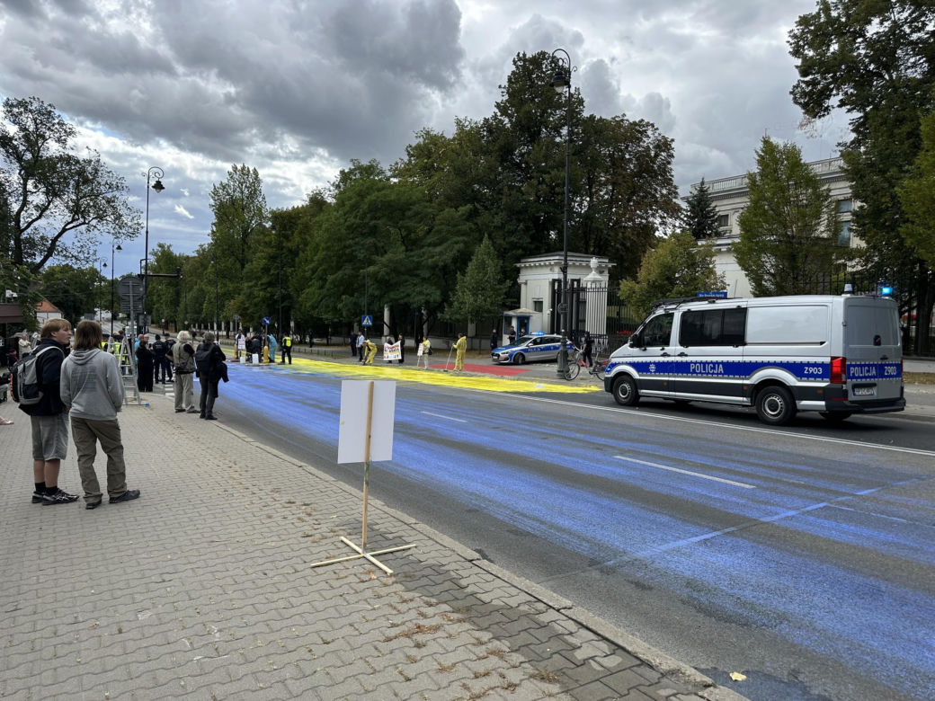 Żółto-niebieska niespodzianka dla rosyjskich dyplomatów. Barwy Ukrainy na asfalcie przed ambasadą Rosji