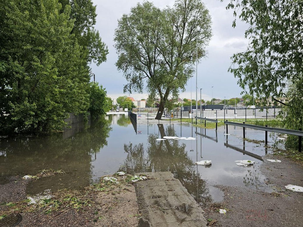 Nawałnica nad Gnieznem. Miasto zalały strumienie wody po ulewie i gradobiciu [ZDJĘCIA].