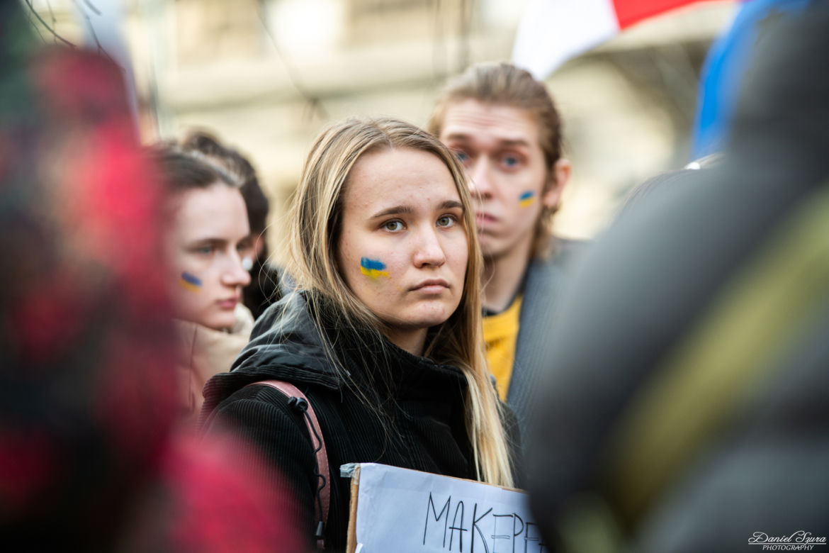  Kraków solidarny z Ukrainą. Setki osób przyszło na manifestację [ZDJĘCIA]