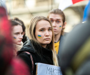  Kraków solidarny z Ukrainą. Setki osób przyszło na manifestację [ZDJĘCIA]