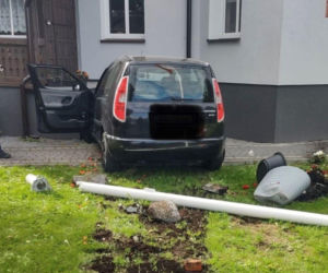 Groźny wypadek na Pomorzu! Wracając z Niemiec 52-latek zasnął za kółkiem i wjechał w budynek mieszkalny
