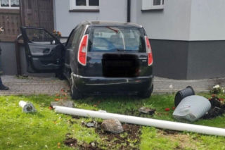 Groźny wypadek na Pomorzu! Wracając z Niemiec 52-latek zasnął za kółkiem i wjechał w budynek mieszkalny