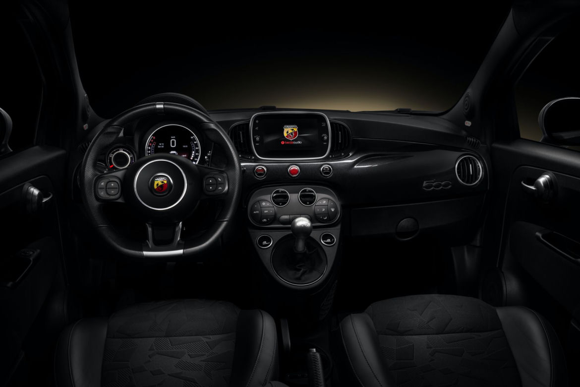Abarth 595 Monster Energy Yamaha i Scorpioneoro