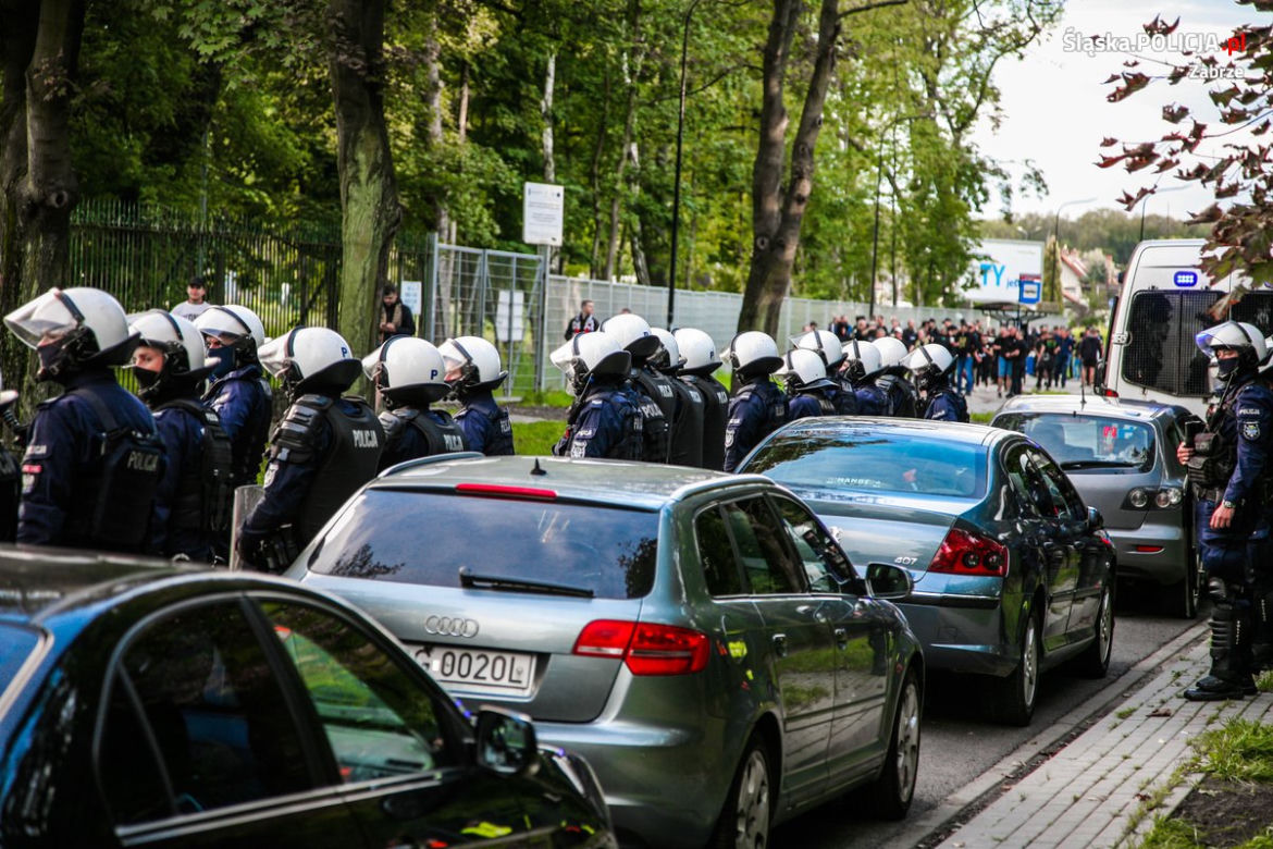 Policyjne zabezpieczenia meczu w Zabrzu