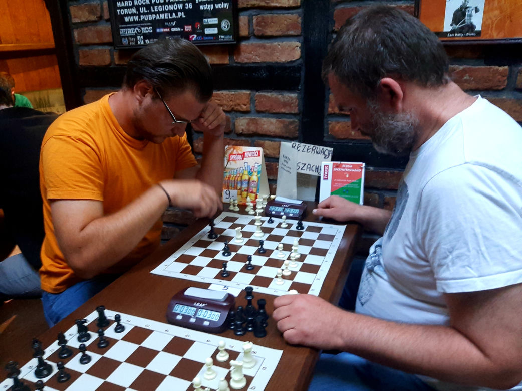 Szachiści ponownie opanowali Hard Rock Pub Pamelę. Letnie rozgrywki trwają