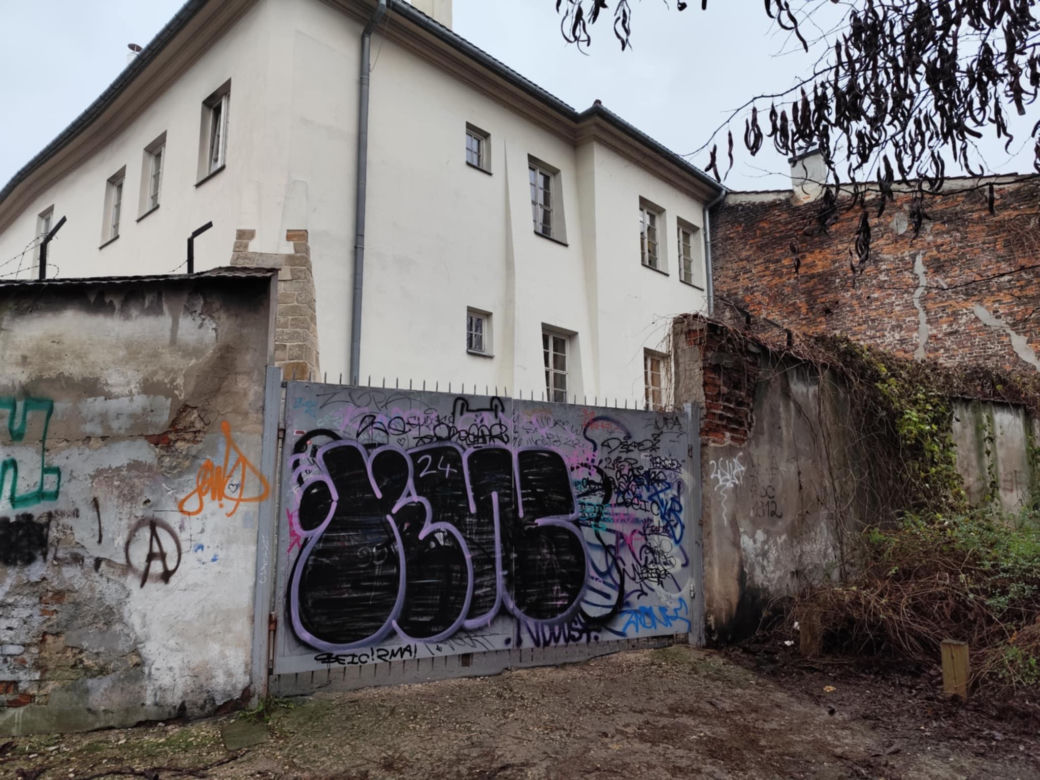 Kraków. Wyrwał policjantom broń i strzelił na komisariacie. Mężczyzna nie żyje, zginęła też jego partnerka