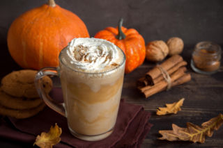 Zrób to w domu. Kawa pumpkin spice latte wyjdzie obłędnie, a syrop wystarczy na długo. Przepis