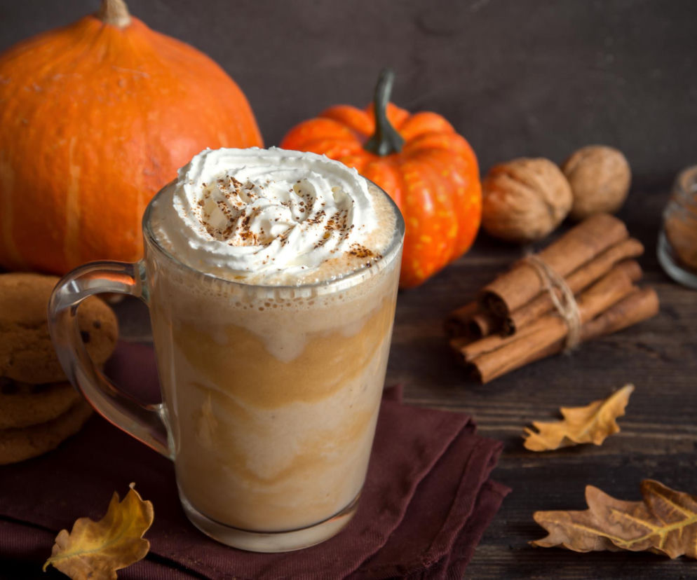 Pumpkin spice latte w domu. Zrób ten syrop raz, a będziesz dodawać go do każdej kawy