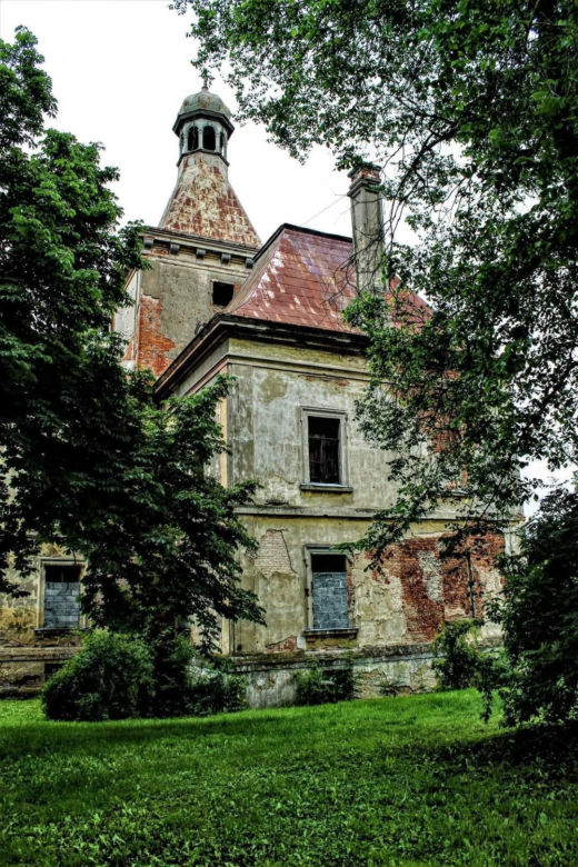 Zapomniany pałac w Mańczycach. Rezydencja z niezwykłym klimatem wciąż stoi pusta 