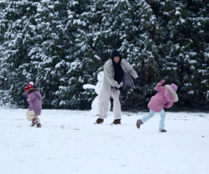 Maciej Pela zabrał córeczki na sanki