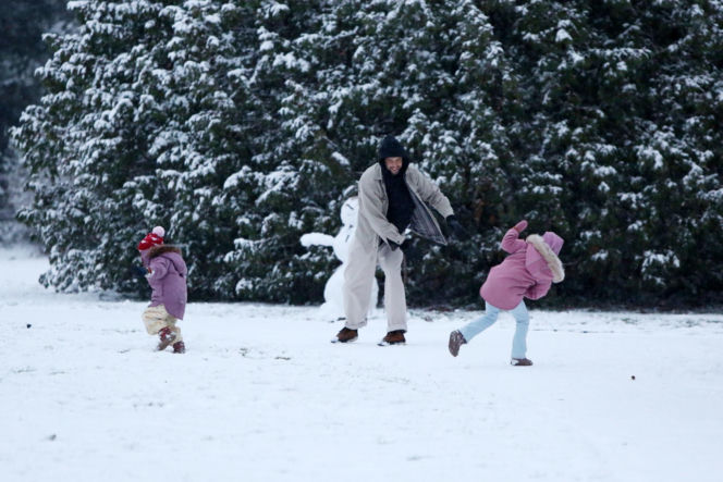 Maciej Pela zabrał córeczki na sanki