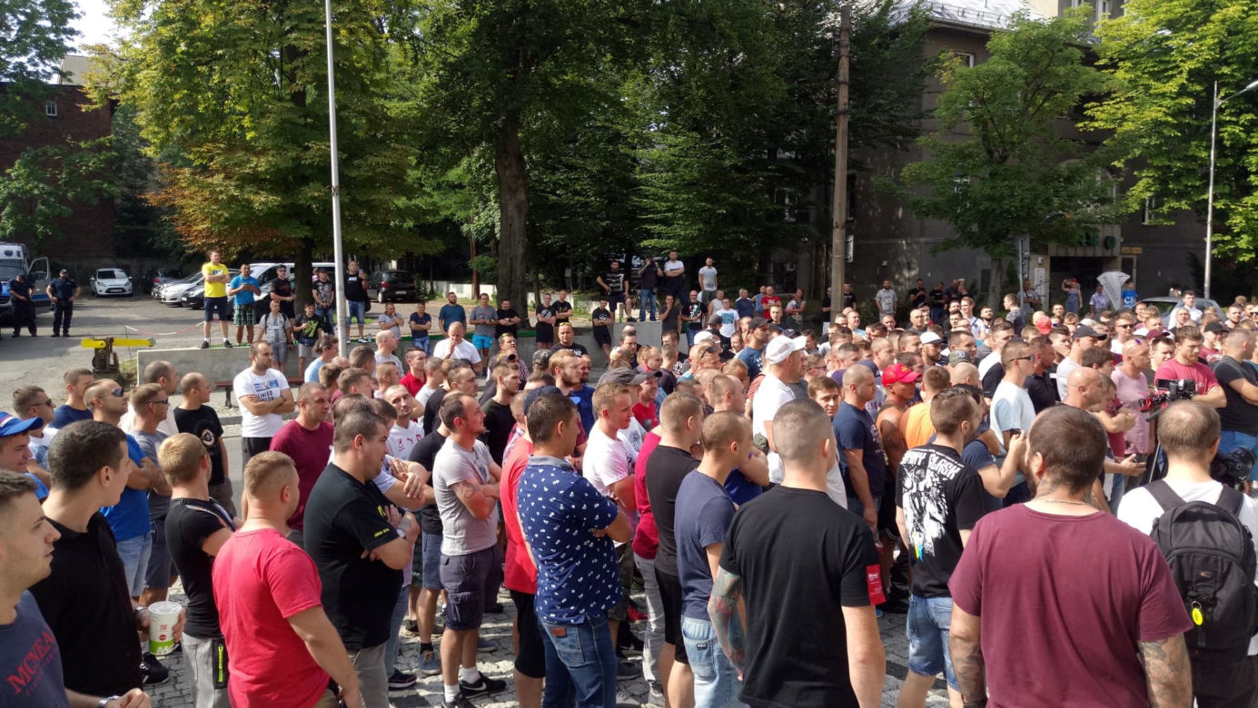 Górniczy protest przed siedzibą PGG. "Chcemy podwyżek!" [ZDJĘCIA]