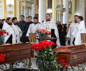 Pogrzeb małej Kiry jej mamy i babci zabitych w Mariupolu