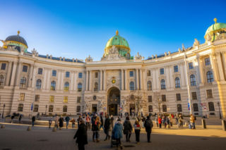 Karty podarunkowe na większe i mniejsze podróże. Ryanair z ofertą na dzień Babci i Dziadka