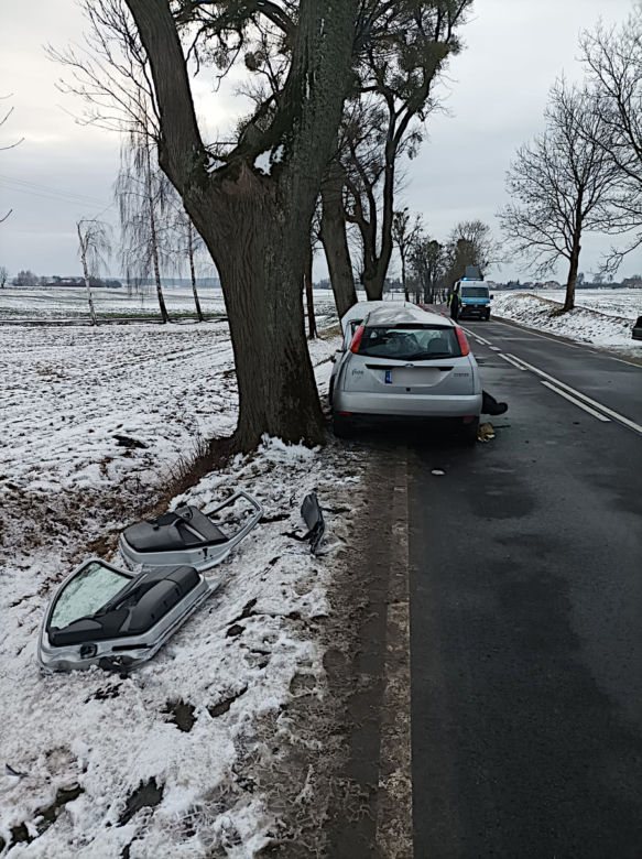 Różnowo. Samochód huknął w drzewo. Dziecko wyleciało z auta
