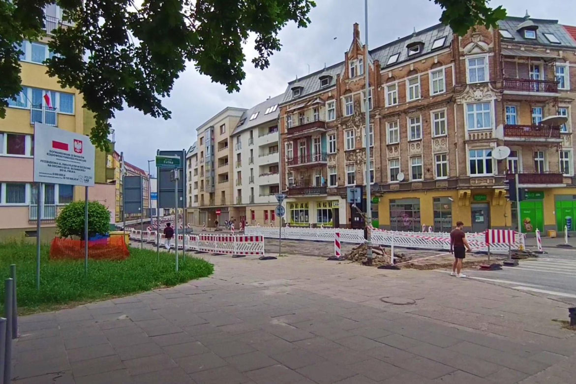 Przedwojenne torowisko tramwajowe na ul. Emilii Plater