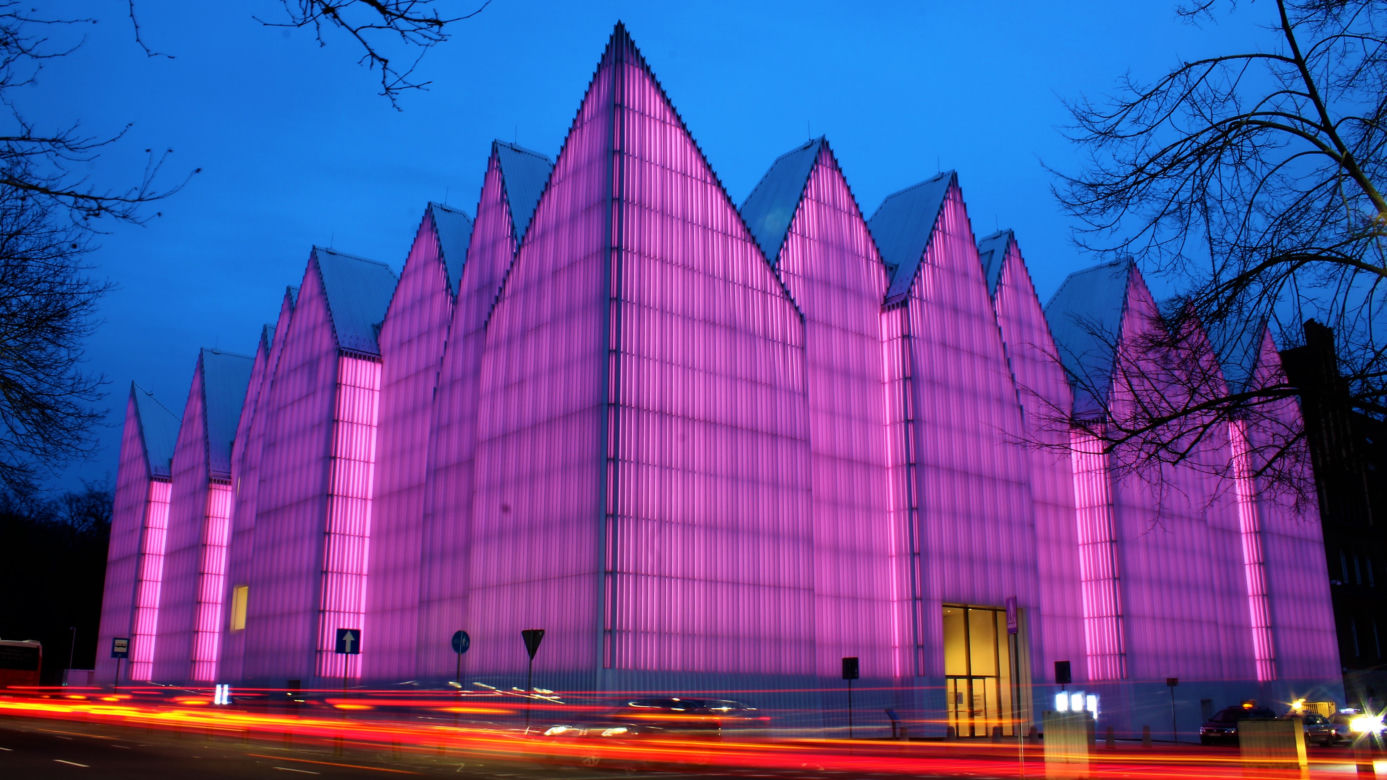 Filharmonia w różowej iluminacji