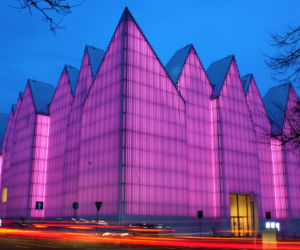Filharmonia w różowej iluminacji