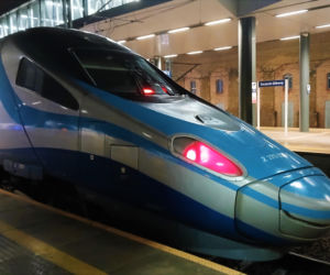 Pociągi w Polsce wreszcie pojadą 250 km/h. Jest jednak obawa o ceny biletów i tanie połączenia
