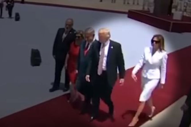 Melania odpycha rękę Trumpa