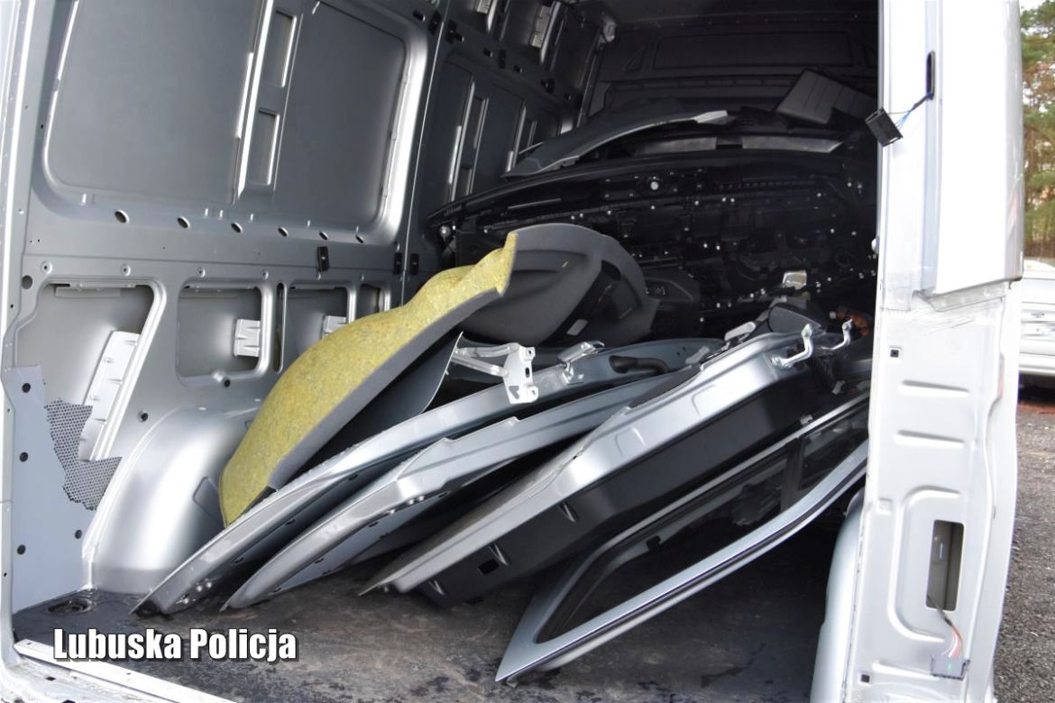 Żarscy policjanci rozbili dziuplę. W niej auta warte kilka mln złotych