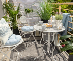 Mały balkon w bloku lub kamienicy w stylu romantycznym.