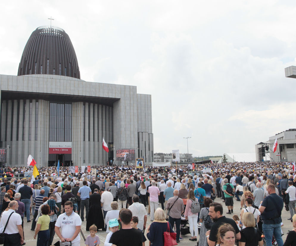 Tłum pielgrzymów w Warszawie. Wierni przybyli na beatyfikację kard. Stefana Wyszyńskiego