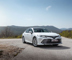 Toyota Camry 2.5 Hybrid Dynamic Force 218 KM e-CVT Executive