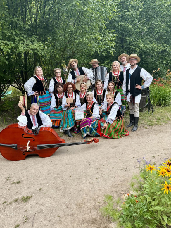 Członkowie Zespołu Pieśni i Tańca Ziemi Łosickiej zaprezentowali regionalne utwory takie jak „Jezioro” oraz „Polka Wiśniewska”