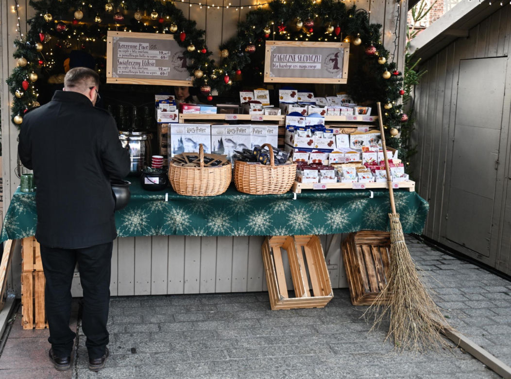 Tłumy na jarmarku bożonarodzeniowym w Krakowie