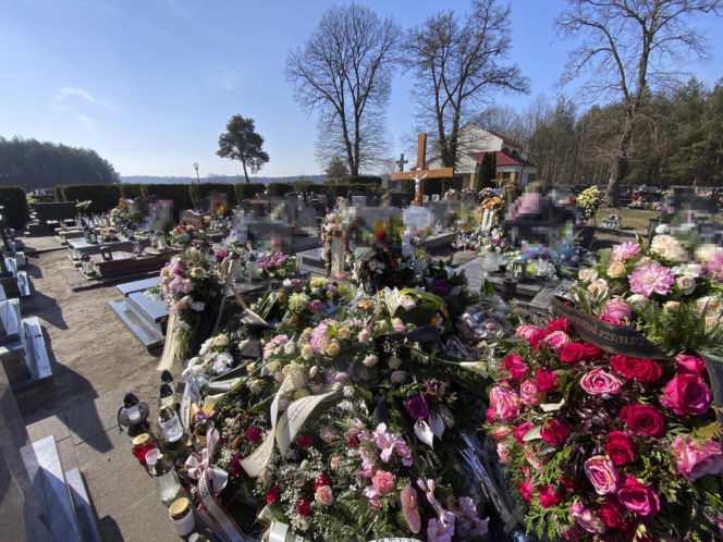 Rodzinna masakra w Kadłubie. Ojczym i prababcia 17-letniego mordercy spoczęli w osobnych grobach