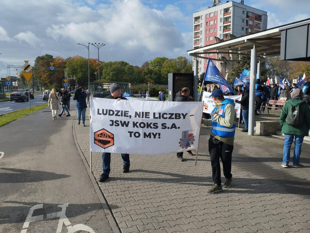 Hutnicy i koksownicy wyszli na ulice w Dąbrowie Górniczej. Apel do rządu o ratunek dla branży i tysięcy miejsc pracy