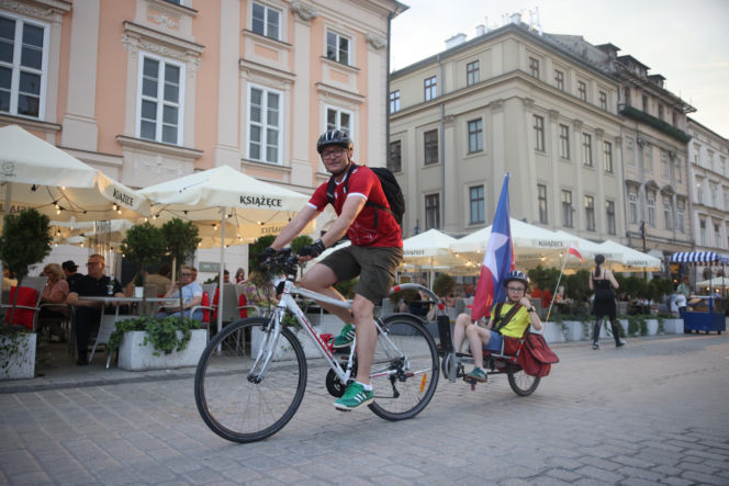 Dramat podczas fety Wisły Kraków. 11-latka trafiona petardą trafiła do szpitala