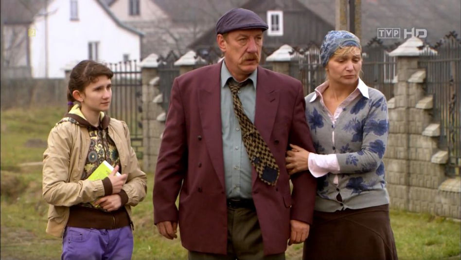 Ranczo. Maciej Solejuk (Sylwester Maciejewski), Kasia (Anna Stępień), Kazimiera Solejukowa (Katarzyna Żak)