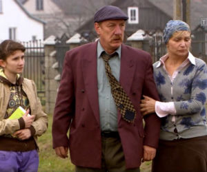 Ranczo. Maciej Solejuk (Sylwester Maciejewski), Kasia (Anna Stępień), Kazimiera Solejukowa (Katarzyna Żak)