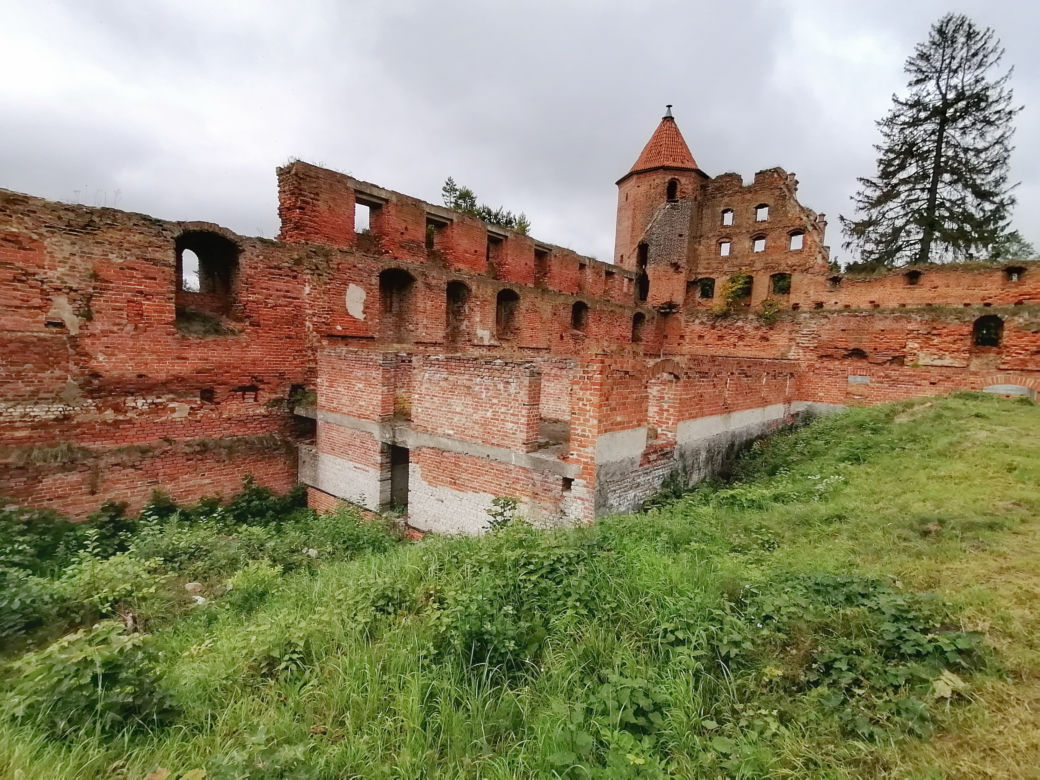 Pomarańczowi rowerzyści najechali zamek w Szymbarku
