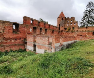 Pomarańczowi rowerzyści najechali zamek w Szymbarku