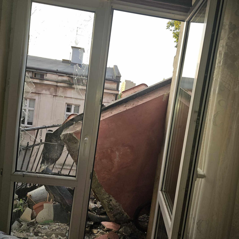 Runęli z balkonem, winnych nie ma