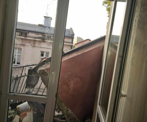 Runęli z balkonem, winnych nie ma