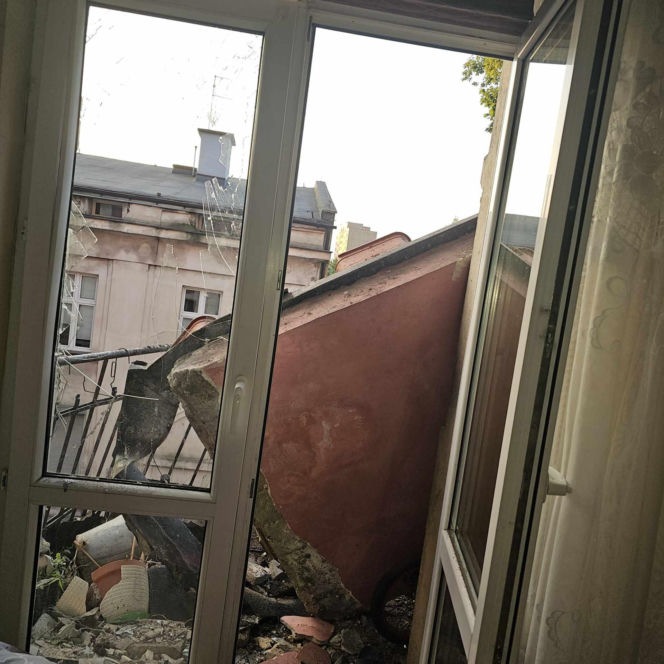 Runęli z balkonem, winnych nie ma