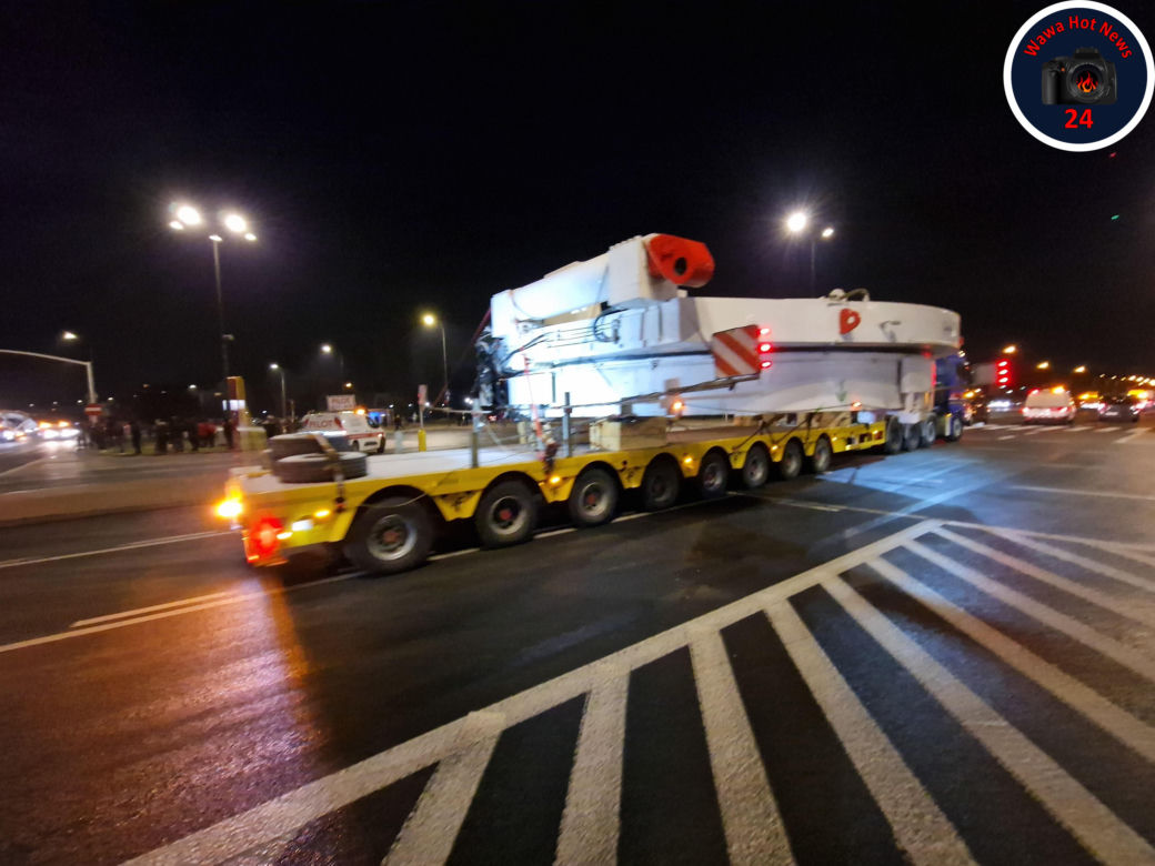 Gigantyczna tarcza w nocy przejechała przez Warszawę. Tak wyglądaj jej transport!