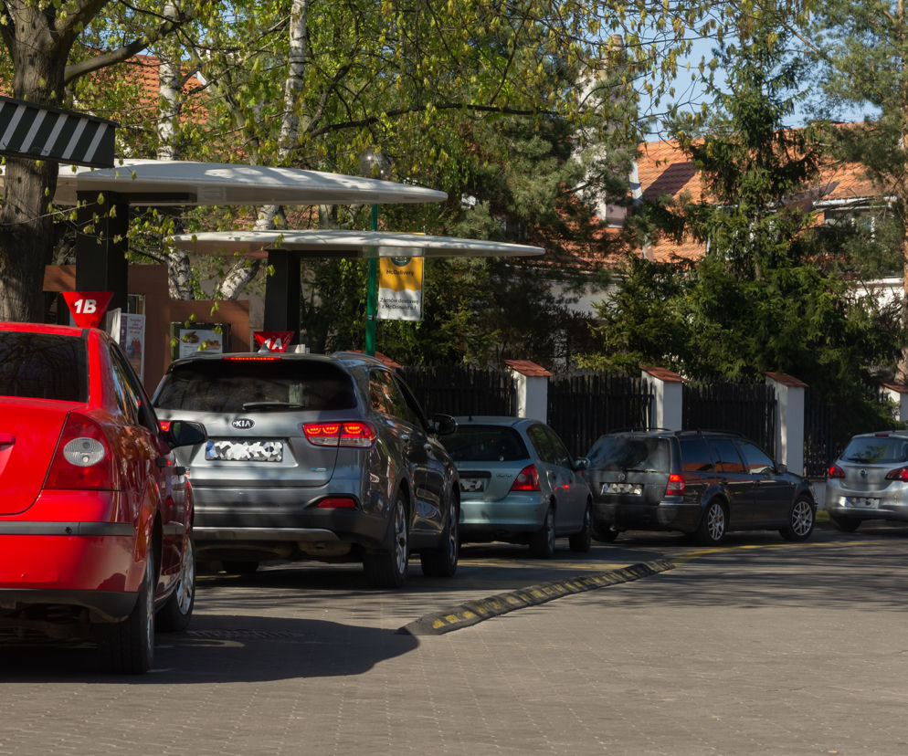 Gigantyczne kolejki samochodów pod McDonald's. Chcesz zjeść? Musisz odstać swoje