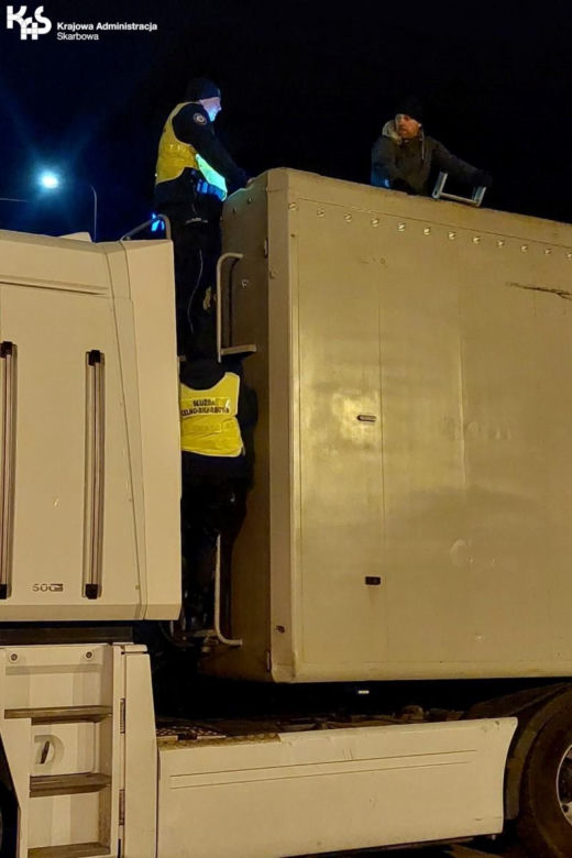 „Lewe” papierosy z Białorusi ukryte pod torfem. Miały trafić do powiatu braniewskiego [ZDJĘCIA]