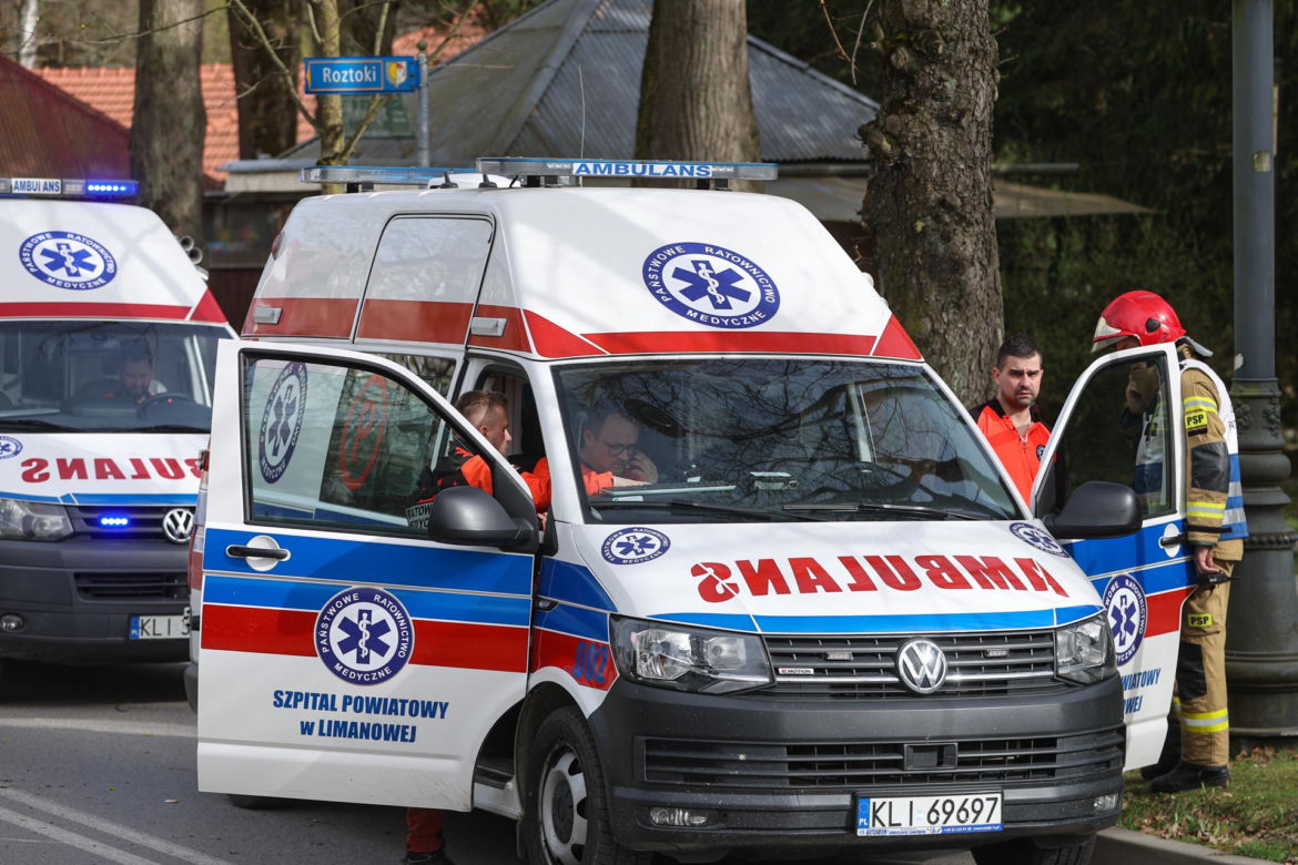 Rabka-Zdrój. Trzy osoby, w tym sześcioletnie dziecko, zginęły przygniecione przez powalone pod naporem wiatru drzewo