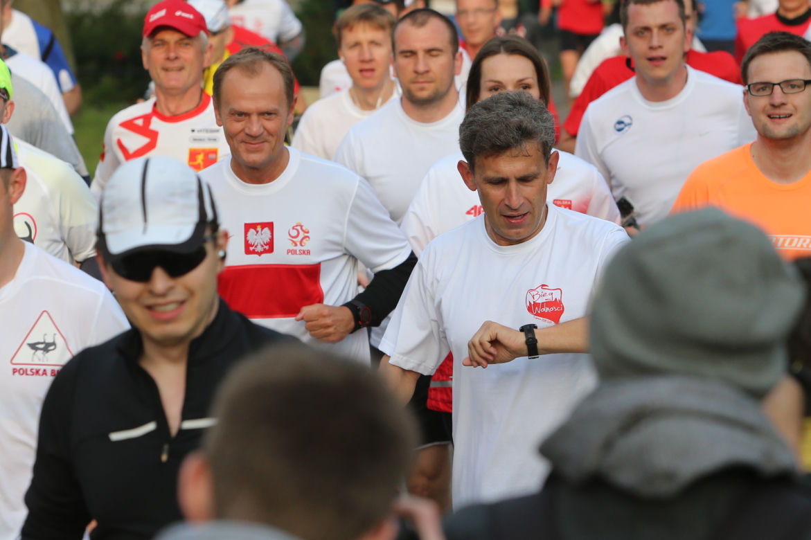 Tusk harata w gałę, a Morawiecki odbija piłeczkę, czyli hobby polityków