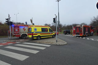 Wypadek karawanu wiozącego trumnę z ciałem. Szok w Warszawie